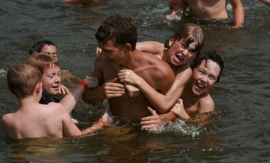 Messze van a Balaton? Itt strandolhattok teljesen ingyen Velencén