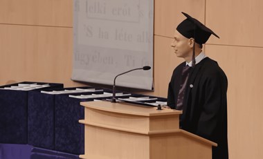 „Gyógyítsuk meg a rendszert is” – végzős orvostanhallgató erős kritikával illette a magyar egészségügyet a szegedi diplomaosztón